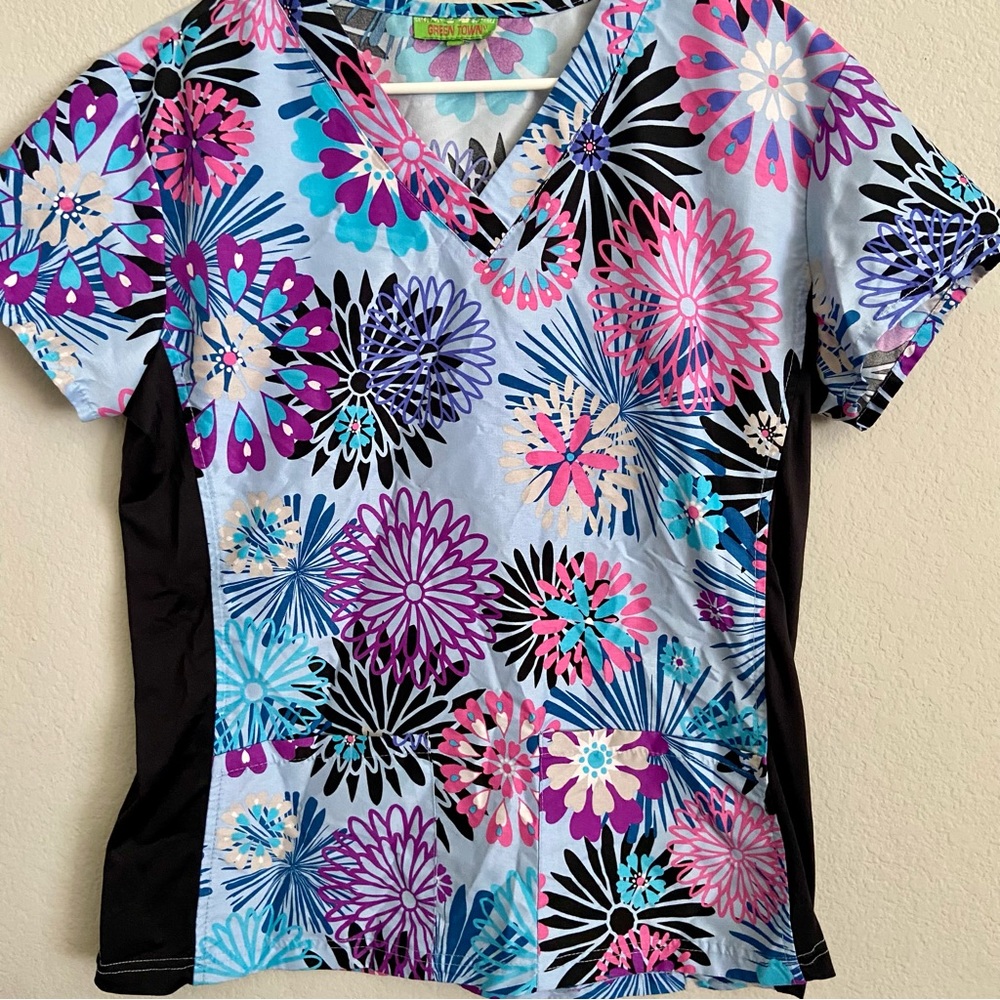 Green Town S Floral blue & black print scrub top w/ 2 front pockets